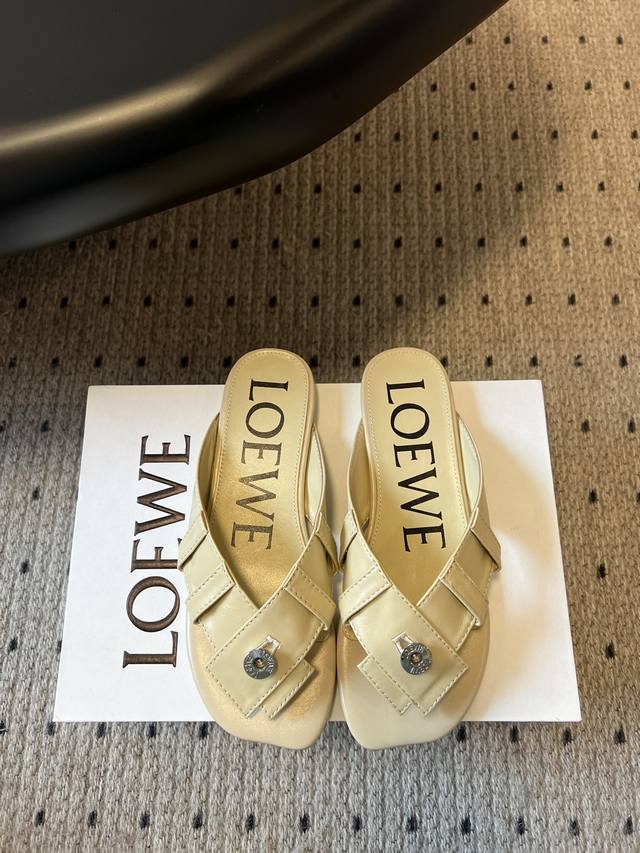 平底 Loew* 罗意威 25Ss夹趾皮面拖鞋 毫不费力的时髦感拖鞋，造型别致，舒适度肉眼可见，慵懒随性又不失优雅 夏日清凉出门，对版牛皮面料，羊皮内里，私模橡