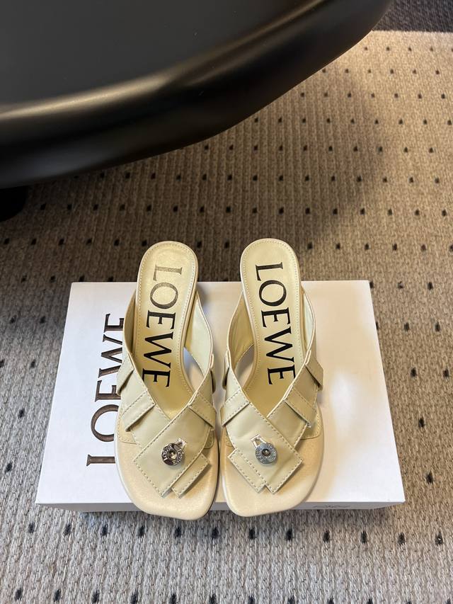 中跟 Loew* 罗意威 25Ss夹趾皮面拖鞋 毫不费力的时髦感拖鞋，造型别致，舒适度肉眼可见，慵懒随性又不失优雅 夏日清凉出门，对版牛皮面料，羊皮内里，私模橡