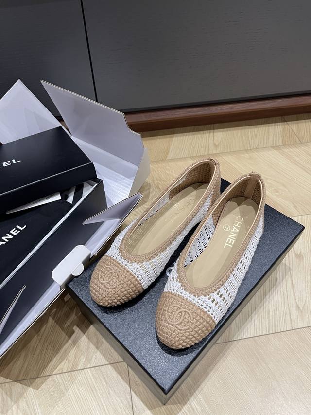 顶级品质 Chanel 经典Slingback 升级版本 最新升级版本，专柜款在鞋面线条以及细微处有调整的，但凡经典款一般都确实是不断在优化的一个过程！ 咱这次