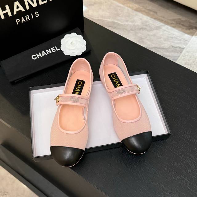 代购级 Chanel小香 25Ss 春夏鞋头 电绣点缀，芭蕾舞鞋 宛如女神脖子上的项链，上脚包裹性非常好，上脚跟显瘦，真的是超级精致！ 复古的玛丽珍太对味了，个