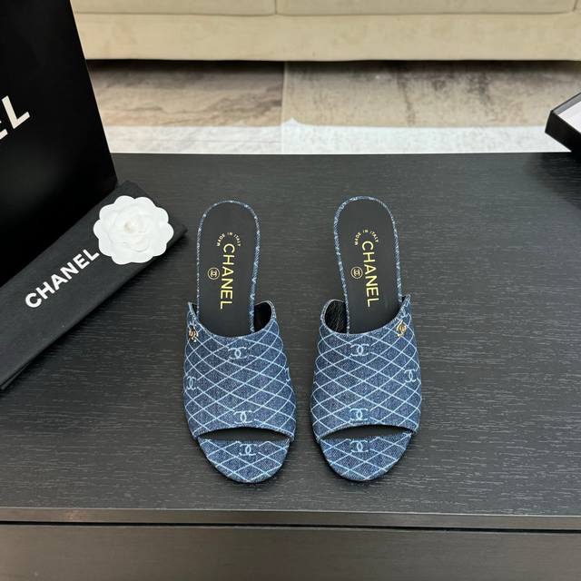 Chanel 2026早春度假系列爆品小香双C扣鱼嘴蜜儿高跟拖鞋小矮跟凉拖鞋 简约时尚，整体采用穆勒鞋款式，这种鞋型没有鞋带或复杂的固定结构，穿脱方便，同时展现