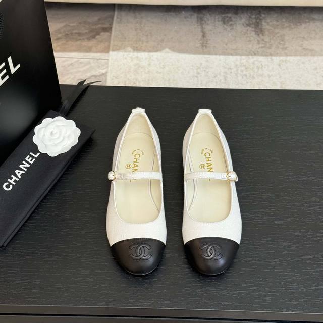 Chanel 25C走秀款玛丽珍单鞋 简约又不失甜美俏皮！ 立体电绣Logo，纯色面料清爽易搭，搭配扣子更加跟脚。内里羊皮 真皮大底 Size:35-40