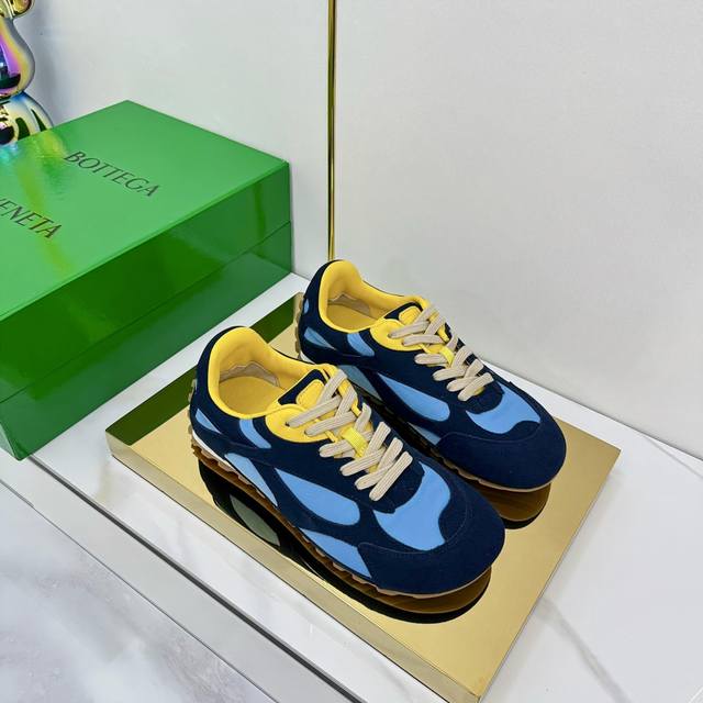 出厂价Pp 男+50 Bottega Veneta｜Bv葆蝶家 25Ss新款 阿甘鞋 德训运动鞋 Sneaker科技尼龙和绒面打造，灵感来自复古球鞋，全新演绎经