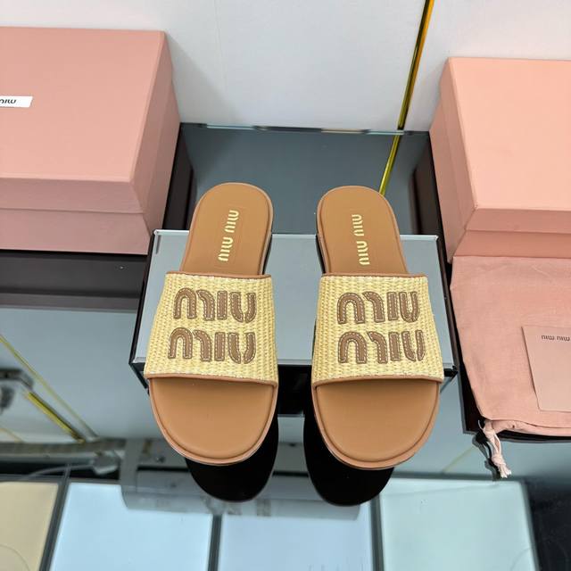 出厂价Pp :真皮底 Miu缪缪2025升级工艺打造精品，经典时尚款1:1开模秒杀市场一切版本欧美名媛明星网红的大爱款时尚百搭潮流拖鞋♀ 鞋面：进口意大利皮皮草