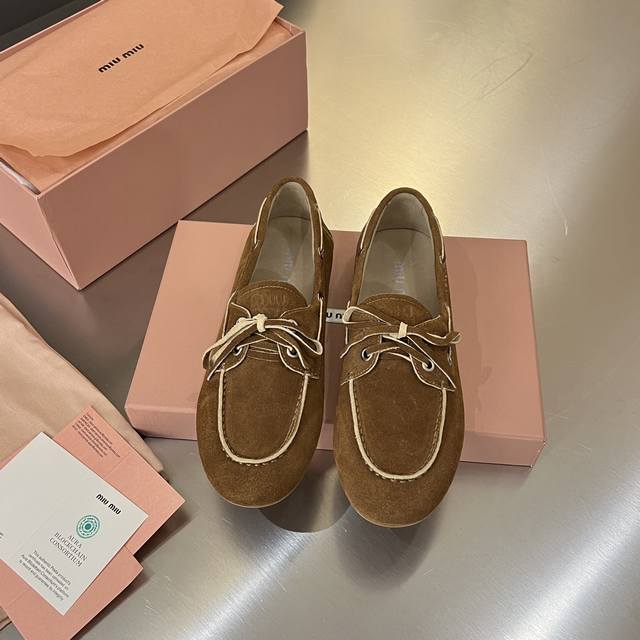 出厂价P 2025 Miumiu 早春走秀新款擦色复古乐福鞋火爆来袭，早春穿搭必备单品 鞋面采用定制复古擦色头层牛皮上复古的做旧擦色工艺，使整双鞋都透露着随性和
