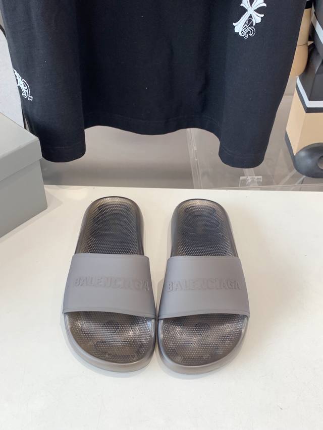 出厂价P 情侣款Size:35-46 Balenciage 巴黎世家 Pool Crocs 合作款厚底拖 原版1:1还原，气垫鞋底，舒适度满满，所有鞋面颗粒感，