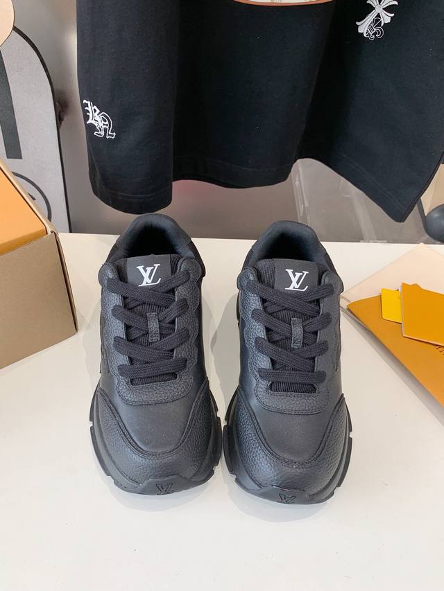 出厂价P 男加10Lv 路易威登 L家驴牌 厚底 休闲 情侣运动鞋 以光滑牛皮革塑造考究设计，可轻松融入各式造型。瞩目 Lv 字母标注鞋侧，轻盈橡胶外底点缀 V