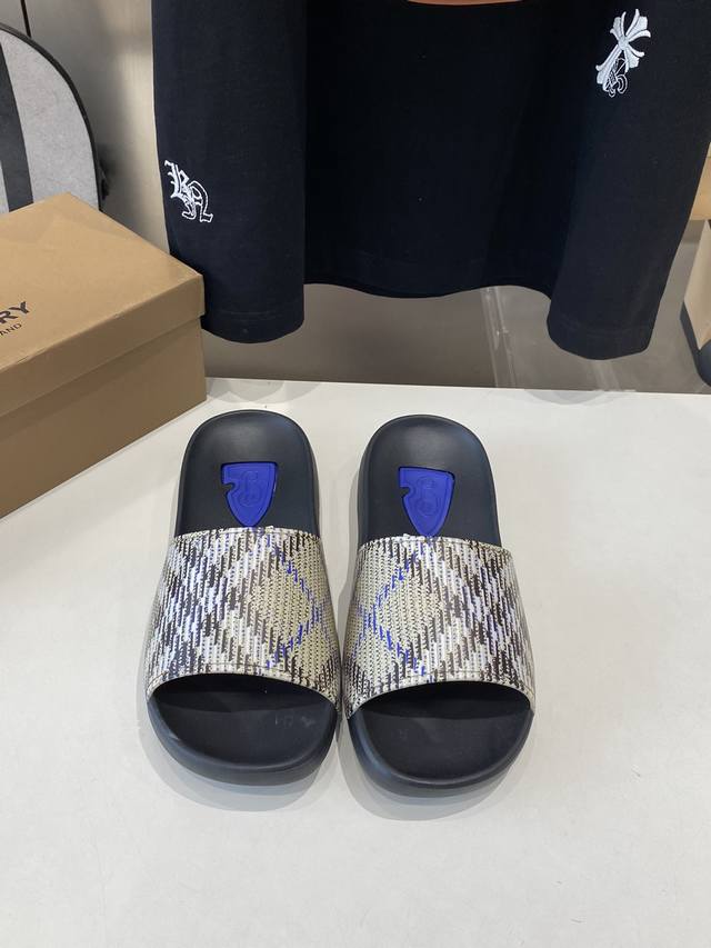 出厂价P Burberry 巴宝莉拖鞋新款上市完美做工！完美造型顶级品质防滑耐磨的高端橡胶大底百搭舒服鞋，标准尺码：39-46；5款色可选