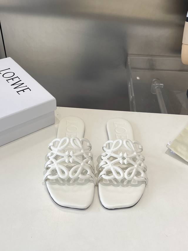 出厂价P Loewe 罗意威 25Ss 春夏新品 拖鞋 疯狂种草简约设计感觉更干净优雅 让你念念不忘 颜色也很耐看漂亮，上脚瞬间气质十足气场，简直无敌帅气有型