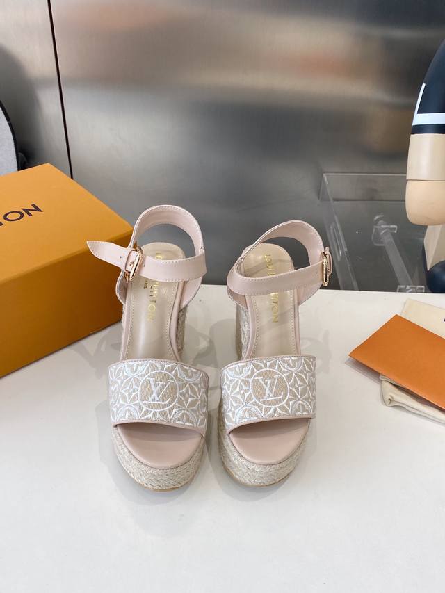 出厂价P 最新款Vuitton Loui .馿家系列￣￣￣￣￣ 原版大底 ★顶级版本 ★原版开发 独家开模 ★码数35 42