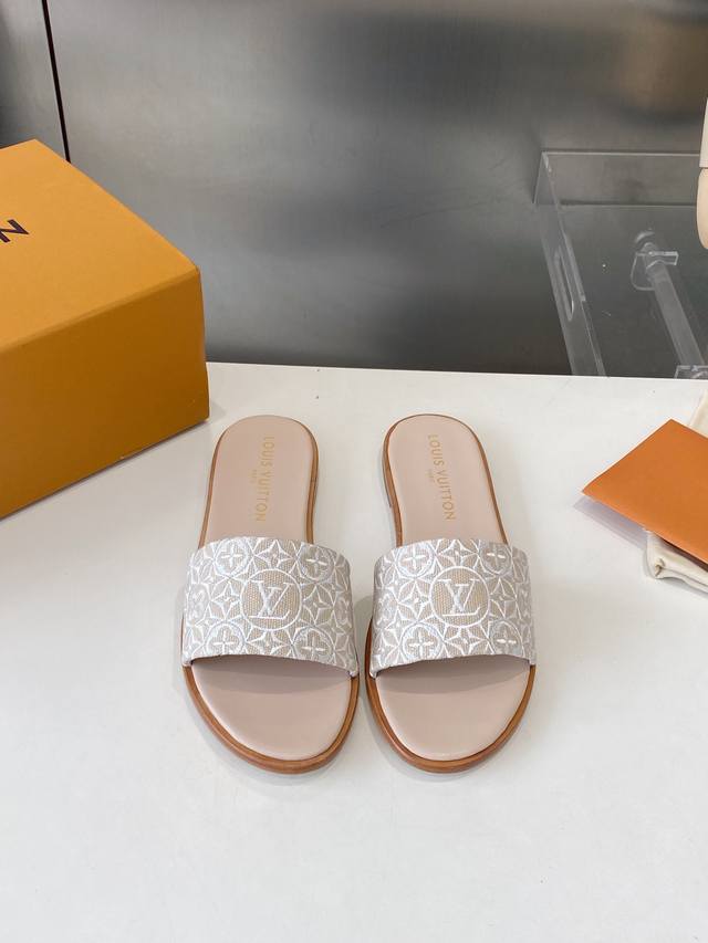 最新新品上市 顶级版本 橡胶底 双层真皮底 Louis Vuitton 超级好搭瘦腿神器 脚感活力十足，上脚舒适优雅 面料：原版材料 内里高档羊皮里 柔软舒适