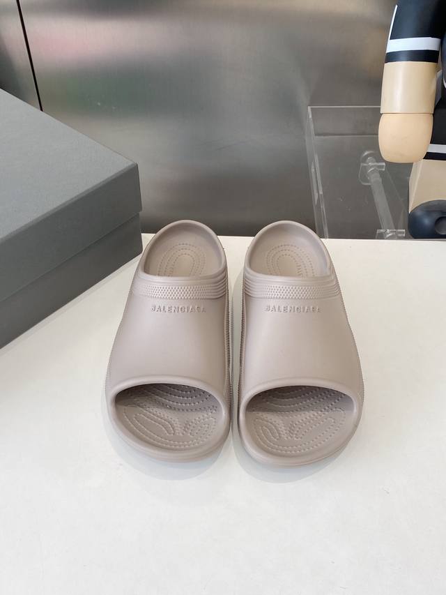 出厂价P 有量有价 单码单模 Size:35-40 Balenciage 巴黎世家 Pool Crocs 合作款厚底拖 原版1:1还原，单码单模，大小合适，舒适