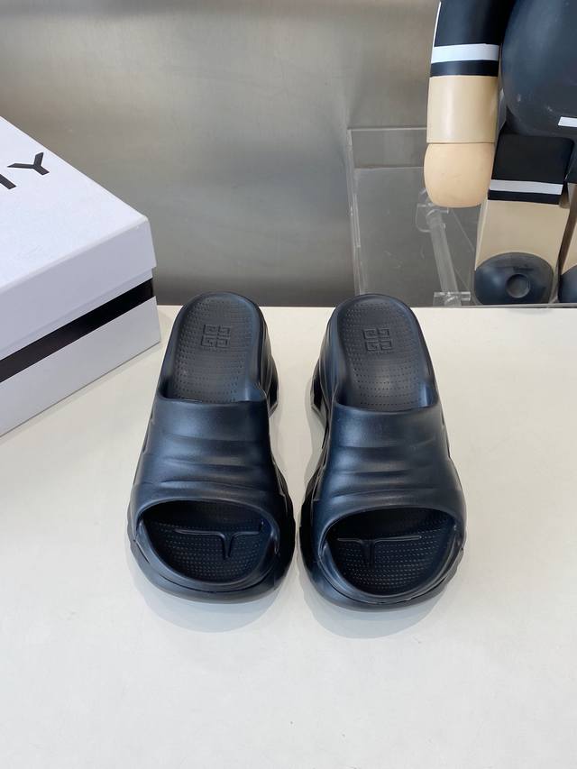出厂价P 有量有价 单码单模 Size:35-40 纪梵希 厚底拖鞋 原版1:1还原，单码单模，大小合适，舒适度满满，后跟和原版一致有码标，所有鞋面颗粒感，鞋底