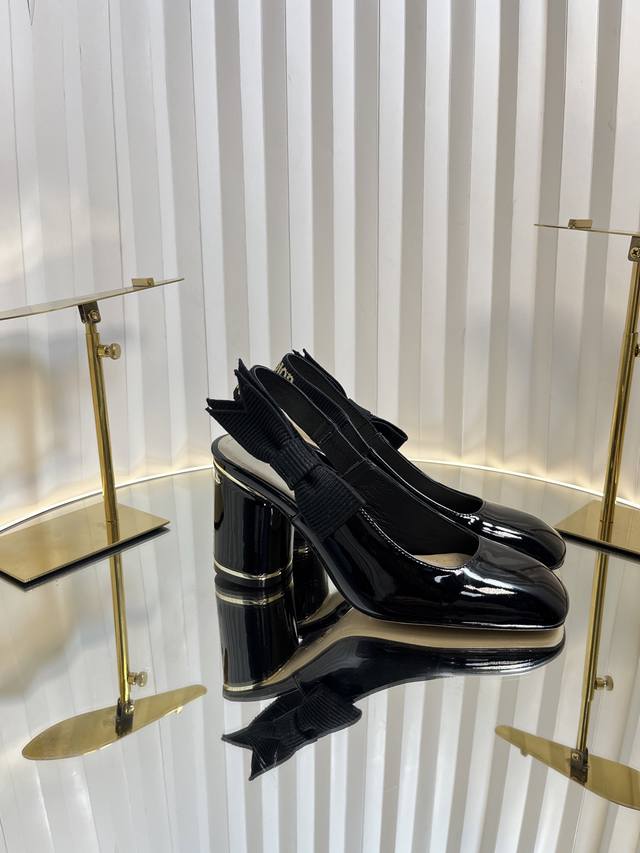 Dior 迪奥 2025秋冬最新时装秀高定系列 Miss Dior Paris 粗跟方头玛丽珍芭蕾舞女鞋 Cd字母Logo刺绣织带蝴蝶结高跟凉鞋 原版开发顶级高