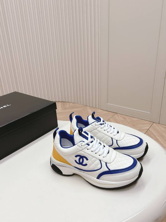 Chanel 香奶奶度假系列 最新款休闲运动鞋 银白，金白，银灰，黑红！无敌漂亮又好穿 非常轻便，内里也是超级软，超级舒服，鞋面透气设计，配色高级耐看 百搭 鞋