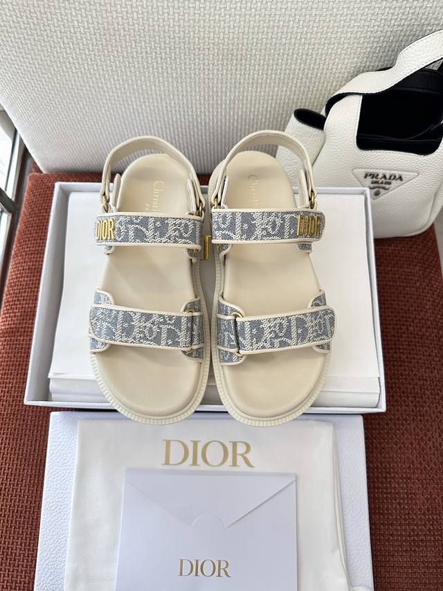 顶级品质 * 25Ss春夏Dioract 提花凉鞋 -凉鞋 材料与工艺： 原版蓝色格纹布提花面料 金色饰面金属 Dior 标志 可调节的魔术贴饰带 贴合脚型的皮