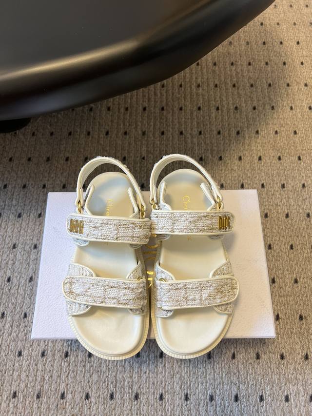 L顶级品质 Dior Act魔术贴 拖鞋 凉鞋，舒适又有颜值，细节感十足，上脚也很舒服哟 比起小香，它更不容易撞款。小厚底款式时尚、搭配贴合脚型的内底，采用格外