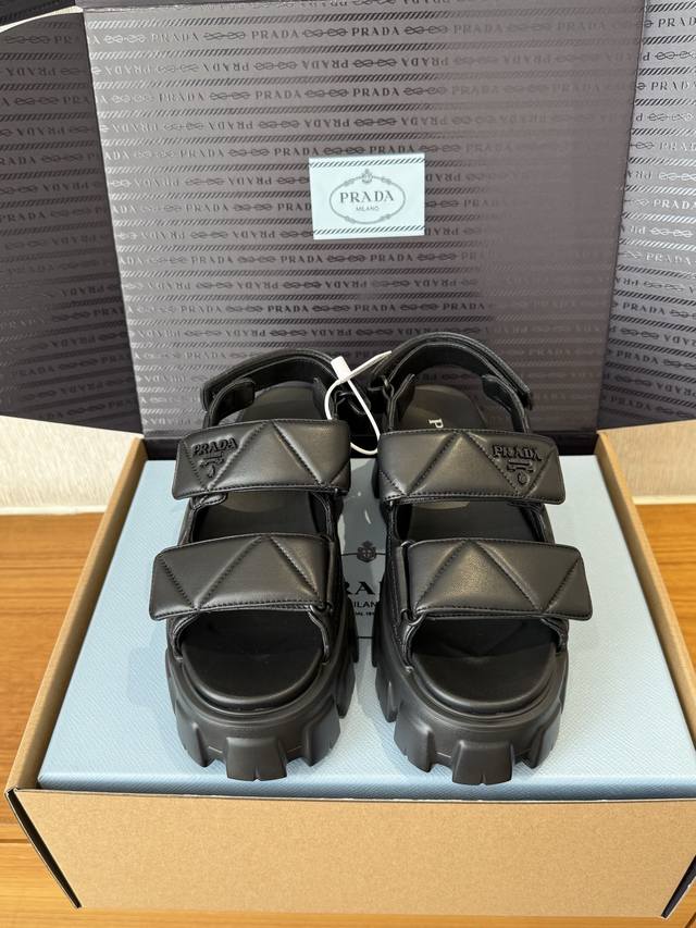 莞产 Prada 25Ss春夏Nappa皮革魔术贴拖鞋｜原版购入代购级别 -黑色 材质与工艺： 原版Nappa皮革 鞋面带有钩圈搭扣 金属字母徽标 4.5Cm凹