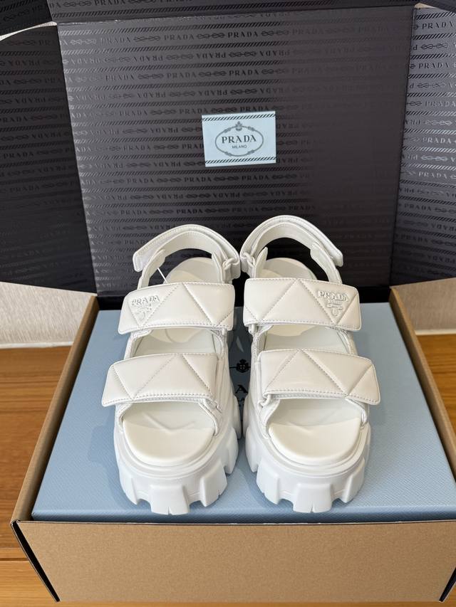 莞产 Prada 25Ss春夏Nappa皮革魔术贴拖鞋｜原版购入代购级别 -白色 材质与工艺： 原版Nappa皮革 鞋面带有钩圈搭扣 金属字母徽标 4.5Cm凹