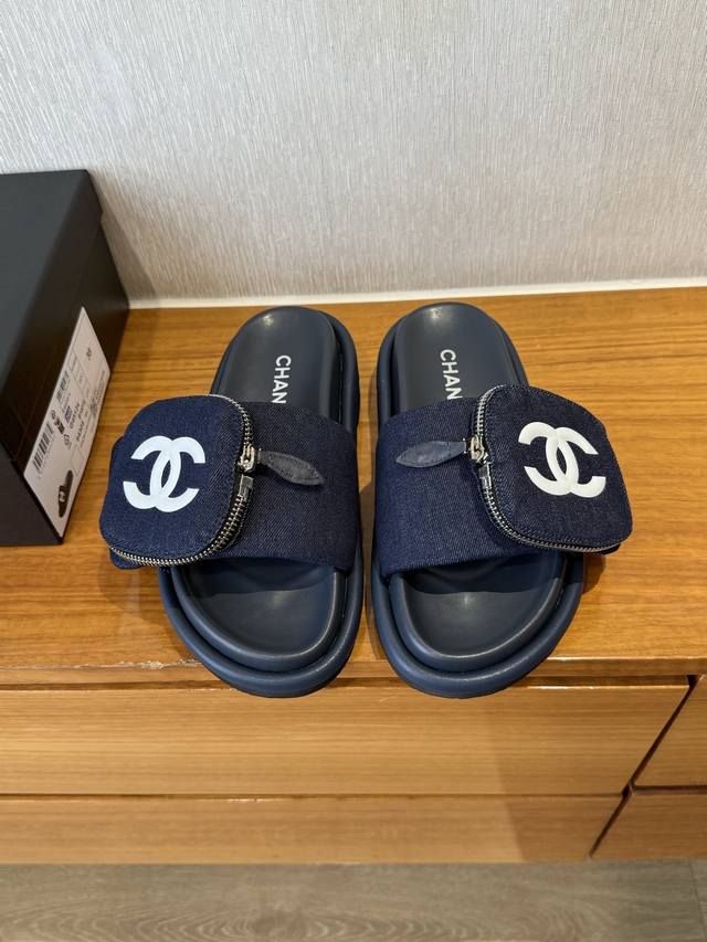 顶级品质 Chanel 25Ss魔术贴牛仔面包拖鞋 发泡底材质，回弹性极佳，轻盈无比～ 超好穿～脚感包覆感超好～舒适又时髦 材质与工艺： 定制牛仔布材质 可调节