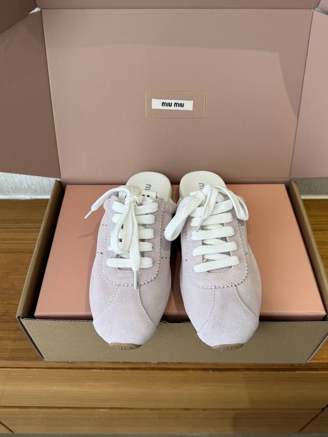 顶级品质 Miumiu 25Ss New Arrival～ Miu家2025夏 轻薄德训新半拖新品 牛反绒+布 小羊皮材质，质感细腻柔软～ 单层皮鞋面 结合薄底