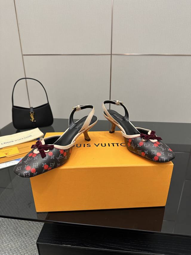 Louis Vuitton驴牌 2025早春新款 顶级版本 原版开发 中古Vintage复古文艺 丝绒蝴蝶结猫跟凉鞋 专柜主打最新款 方头凉鞋 单鞋硬货上新 代