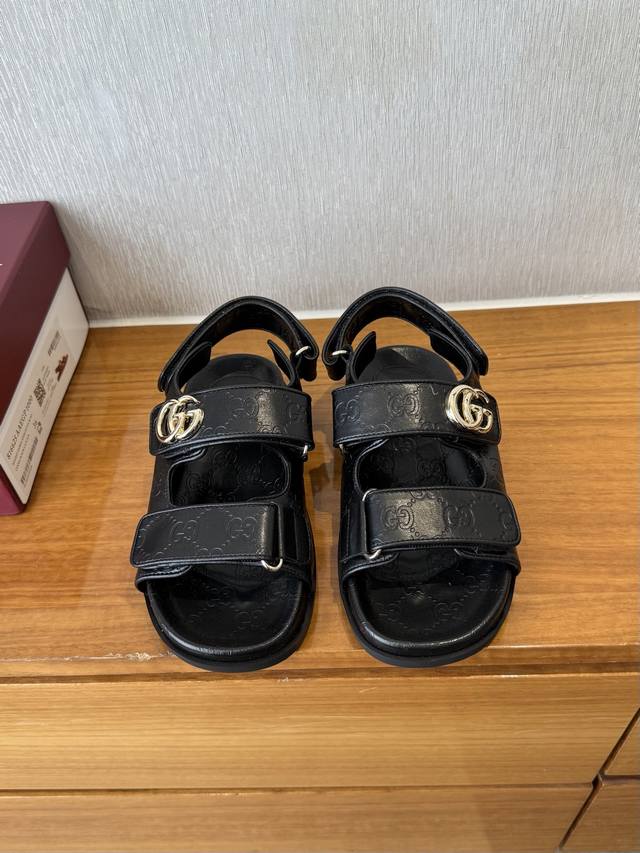 顶级品质 Gucci Ss25 New Arrival～ G家老花拖鞋经典好看，轻松融入日常的穿搭！ 简约好穿，夏日必备单品 顶级35-41