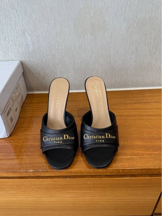 顶级品质 Dior Fw25 New Arrival～ 迪奥春夏新款鱼嘴高跟拖鞋 兼具性感与脚翘，无法抗拒的优雅气质 露跟系列高跟鞋Dior典范之作！精致绝伦，