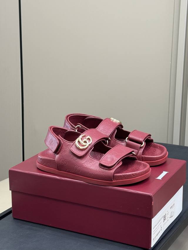 顶级品质 Gucci Ss25 New Arrival～ G家老花凉鞋经典好看，轻松融入日常的穿搭！ 简约好穿，夏日必备单品 顶级35-41