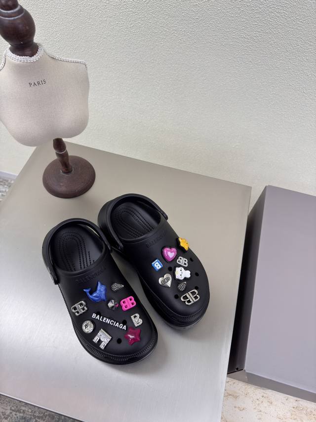 踩厚底拖鞋 超级舒适 Balenciag 黑色 一体成型技术 高版本 无异味 全手工镶嵌 男款270 铆钉装饰 巴黎世家 经典设计 顶级版本 全部对版材料 继续