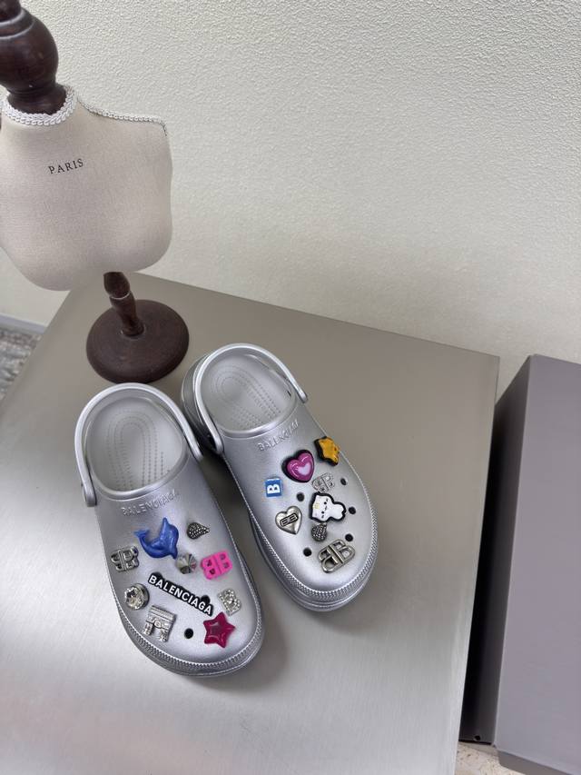 踩厚底拖鞋 超级舒适 Balenciag 银色 一体成型技术 高版本 无异味 全手工镶嵌 男款270 铆钉装饰 巴黎世家 经典设计 顶级版本 全部对版材料 继续