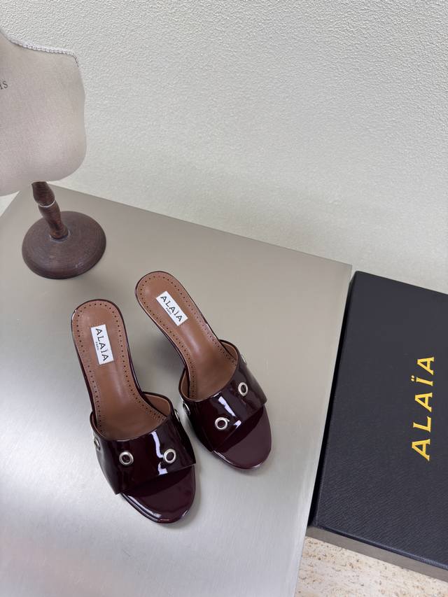 鸡眼铆钉 装饰 高跟 拖鞋 Alaia 拖鞋 来自巴黎 一见倾心 黑色小牛漆皮 酒红色 小牛漆皮 阿莱娅还有另外性感的一面 配上不同款式，不同风格都能轻松驾驭，