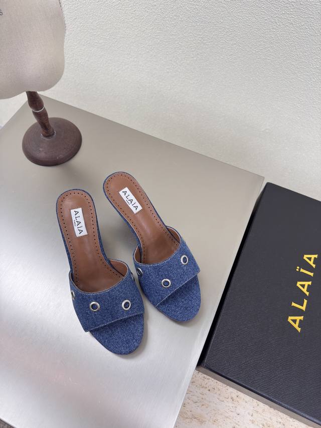 鸡眼铆钉 装饰 高跟 拖鞋 Alaia 拖鞋 来自巴黎 一见倾心 洗水牛仔 蓝色洗水牛仔 阿莱娅还有另外性感的一面 配上不同款式，不同风格都能轻松驾驭，无论牛仔