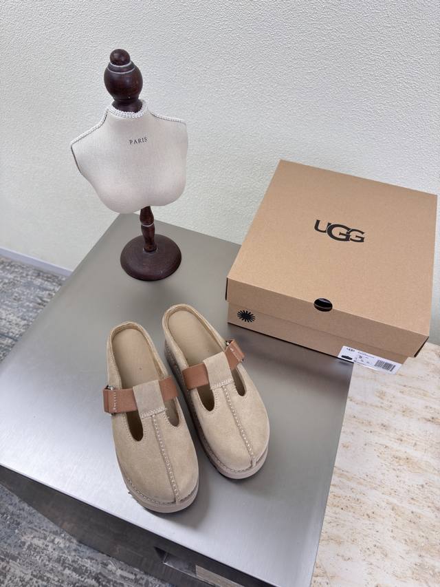 Ugg炫金家族凉鞋高能助阵 厚底 包头拖鞋 沙色 鬼马女孩大变身 精灵可露丽配色搭配 Ugg厚底复古玛丽珍随穿随走一脚蹬 7Cm轻盈厚底，舒适又自在廓形鞋身，增