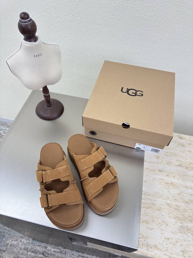 Ugg炫金家族凉鞋高能助阵 厚底 沙滩凉鞋 栗色 鬼马女孩大变身 精灵可露丽配色搭配 Ugg厚底复古玛丽珍随穿随走一脚蹬 7Cm轻盈厚底，舒适又自在廓形鞋身，增