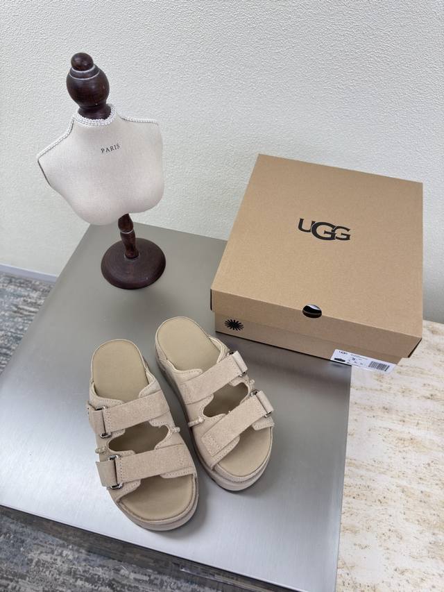 Ugg炫金家族凉鞋高能助阵 厚底 沙滩凉鞋 沙色 鬼马女孩大变身 精灵可露丽配色搭配 Ugg厚底复古玛丽珍随穿随走一脚蹬 7Cm轻盈厚底，舒适又自在廓形鞋身，增