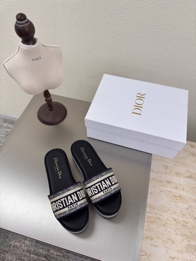 Dior 迪奥 厚底拖鞋 25 高品 飞机盒 最高版本 条纹大底 Logo质感满满 鞋型升级到极致脚感 超级美 今年必不可少的时尚单品 D-Doll系列经典珍珠
