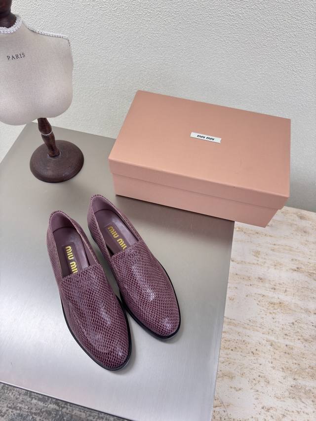 Miu'miu 25新乐福鞋 经典之作 粉紫色蛇皮纹理 小牛皮 对版 平底设计 系列 Miu'miu 经典舒适 制作 原版一致 意大利真皮大底 高版本 面料 小