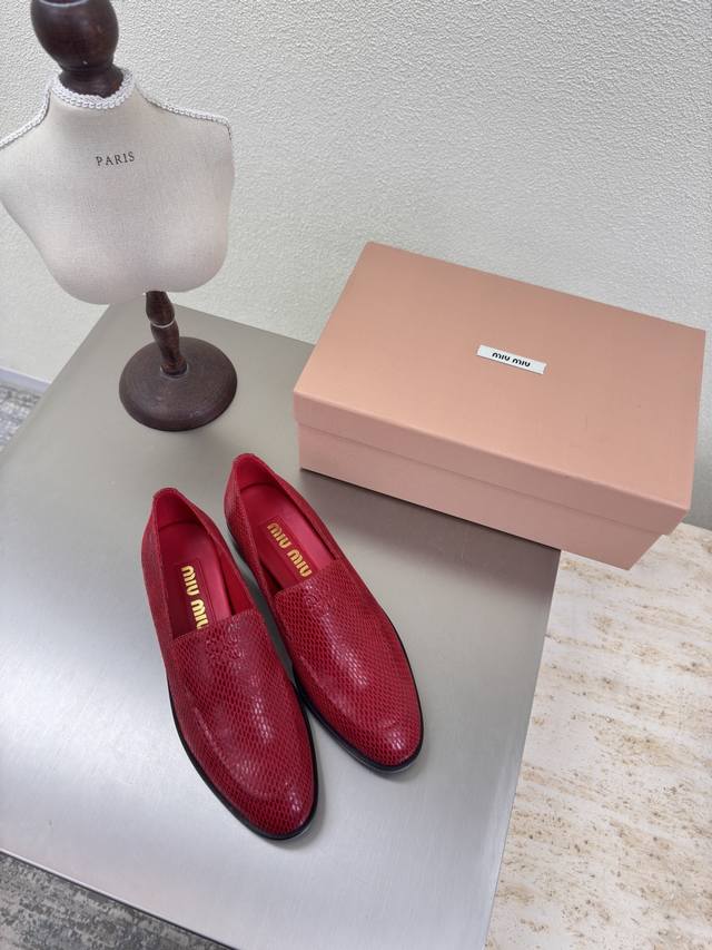 Miu'miu 25新乐福鞋 经典之作 红色蛇皮纹理 小牛皮 对版 平底设计 系列 Miu'miu 经典舒适 制作 原版一致 意大利真皮大底 高版本 面料 小牛