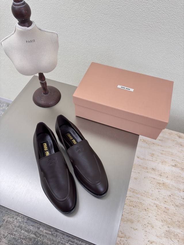 Miu'miu 25新乐福鞋 经典之作 巧克力色 小牛皮 对版 平底设计 系列 Miu'miu 经典舒适 制作 原版一致 意大利真皮大底 高版本 面料 小牛皮