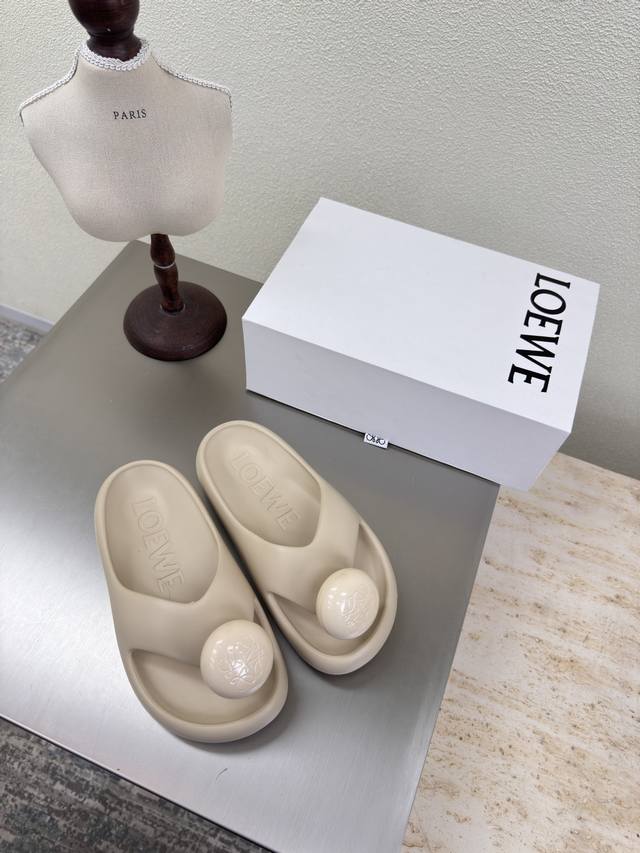 Loewe 踩感拖鞋 无异味 高版本 不含塑化剂 鞋面：一体成型 烤漆五金扣Logo 米白色 Loewe 超百搭 踩感拖鞋 这款拖鞋 可真舒服又百搭 荣升今年最