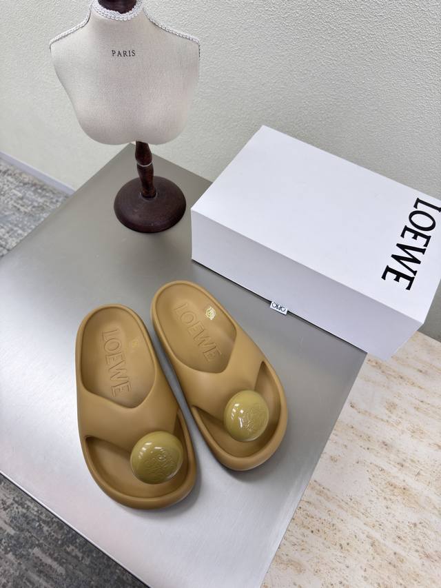 Loewe 踩感拖鞋 无异味 高版本 不含塑化剂 鞋面：一体成型 烤漆五金扣Logo 杏色 Loewe 超百搭 踩感拖鞋 这款拖鞋 可真舒服又百搭 荣升今年最爱