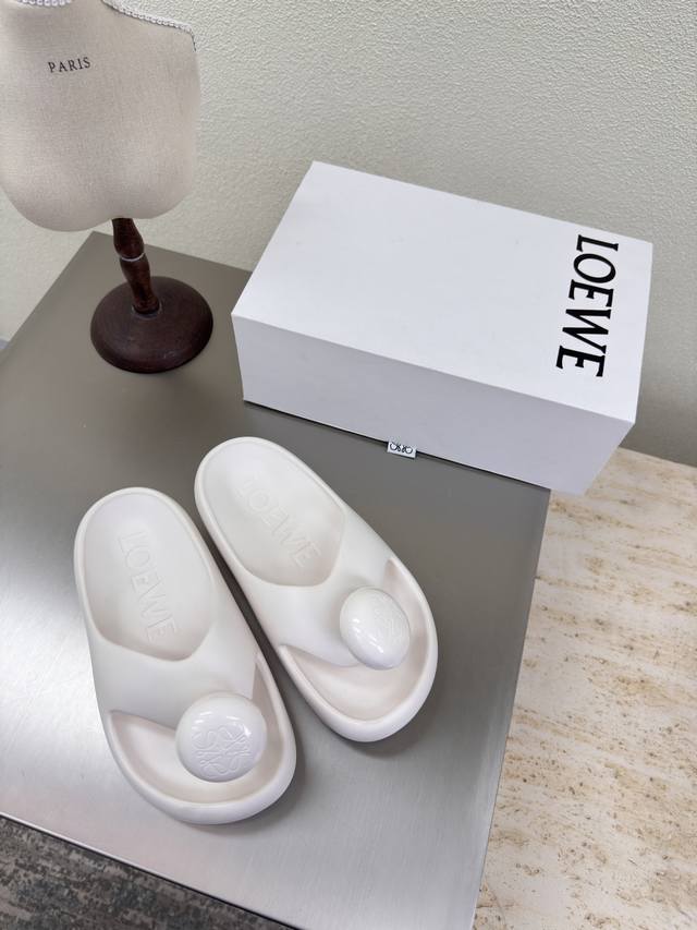 Loewe 踩感拖鞋 无异味 高版本 不含塑化剂 鞋面：一体成型 烤漆五金扣Logo 白色 Loewe 超百搭 踩感拖鞋 这款拖鞋 可真舒服又百搭 荣升今年最爱