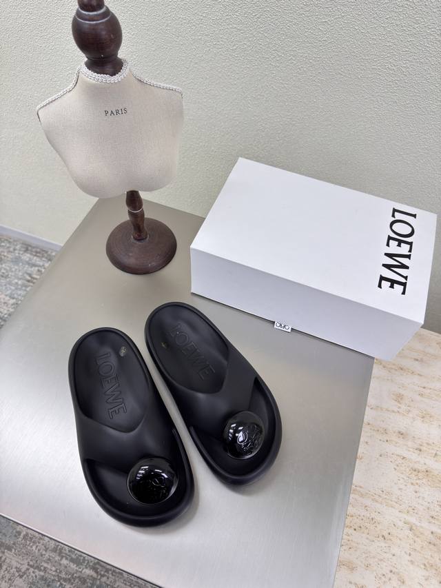 Loewe 踩感拖鞋 无异味 高版本 不含塑化剂 鞋面：一体成型 烤漆五金扣Logo 黑色 Loewe 超百搭 踩感拖鞋 这款拖鞋 可真舒服又百搭 荣升今年最爱