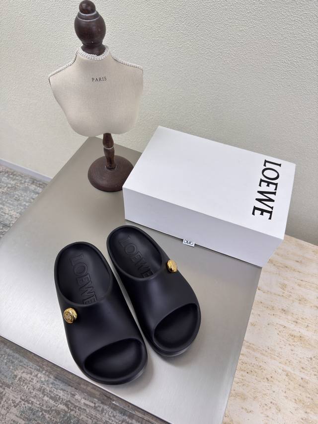 一体成型 Loewe 踩感拖鞋 无异味 高版本 不含塑化剂 鞋面：一体成型 烤漆五金扣Logo 黑色 Loewe 超百搭 踩感拖鞋 这款拖鞋 可真舒服又百搭 荣