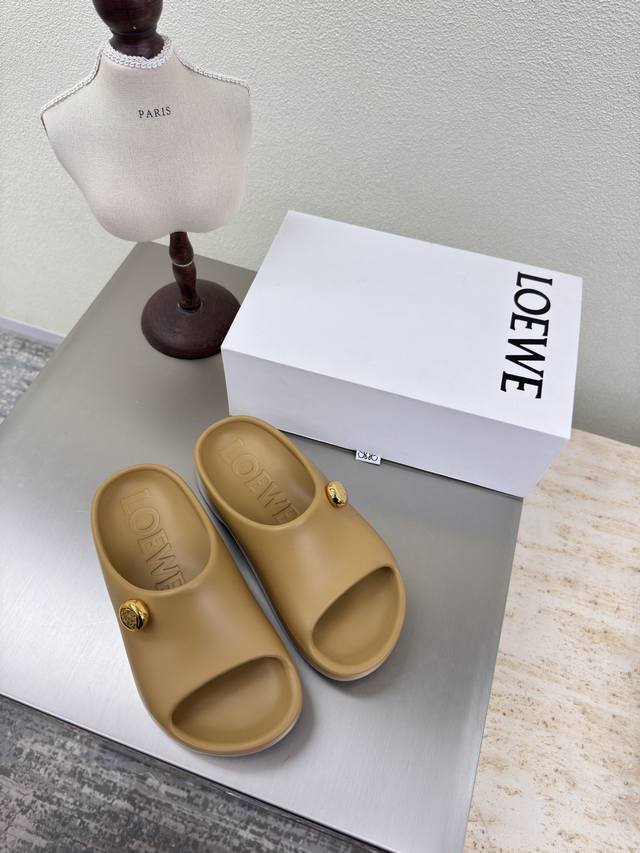 一体成型 Loewe 踩感拖鞋 无异味 高版本 不含塑化剂 鞋面：一体成型 烤漆五金扣Logo 杏色 Loewe 超百搭 踩感拖鞋 这款拖鞋 可真舒服又百搭 荣