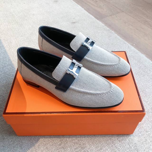 深蓝色 Hermes... A Eclair 2025新色+爆款系列 版型超正，有一定厚度增高显腿长！透体透气 舒适的小牛皮 春夏拼色兼具颜值舒适度的单品！ 渠