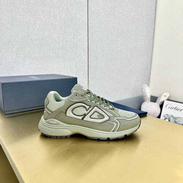 Dior迪奥 老爹鞋 秀场最新Star系列 这款 Star 老爹运动鞋是二零二四秋季新品，以时髦复古风格丰富经典系列。精心制作，可全年与休闲造型搭配 顺应复古市