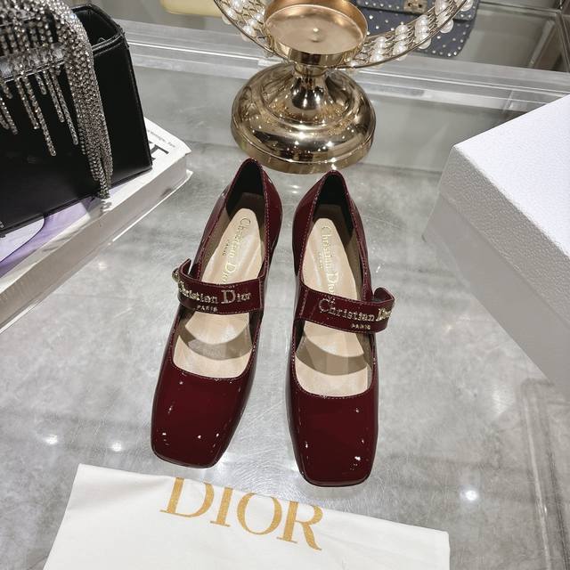 出厂 25Ss早春新款Dior迪奥D-My 五金字母方头高跟鞋 这款My Dior 高跟鞋是二零二五春夏成衣系列新品，彰显精致的优雅气质。采用牛皮革精心制作，点