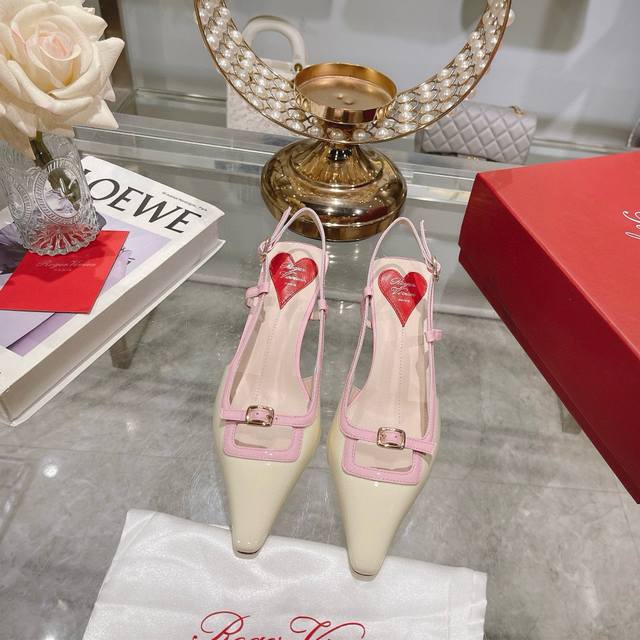 出厂 Roger Vivier 25新款Rv女鞋迷你饰扣后空凉鞋漆皮后袢带高跟鞋 迷你饰扣漆皮后袢带高跟鞋本款高跟鞋以闪亮漆皮制成，糅合众多品牌标志性元素 从品